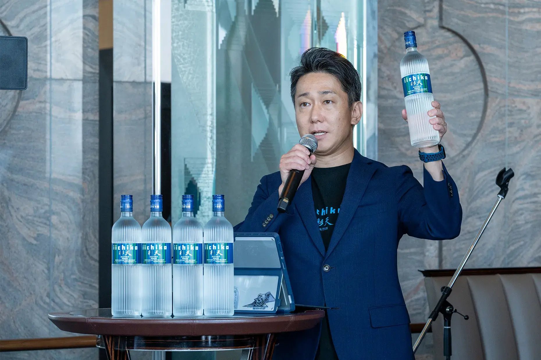 Tetsuro Miyazaki of Sanwa Shurui showcasing iichiko Saiten