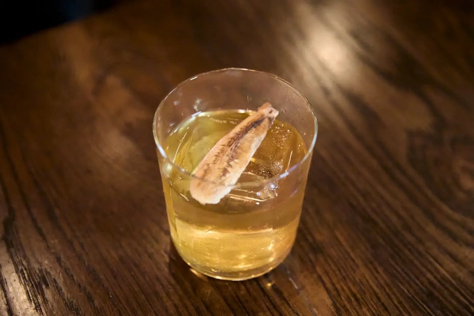 A Saiten Banana Earl Grey Old Fashioned made with iichiko Saiten, created by Kayama of Bar BenFiddich
