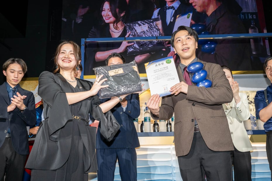Yuya Takahashi, recipient of the special award, with presenter Yumi Sunagawa
