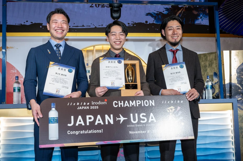 Second-place Takeaki Kimura (left), winner Yuya Takahashi (center), and Kyosuke Mitsuda (right)