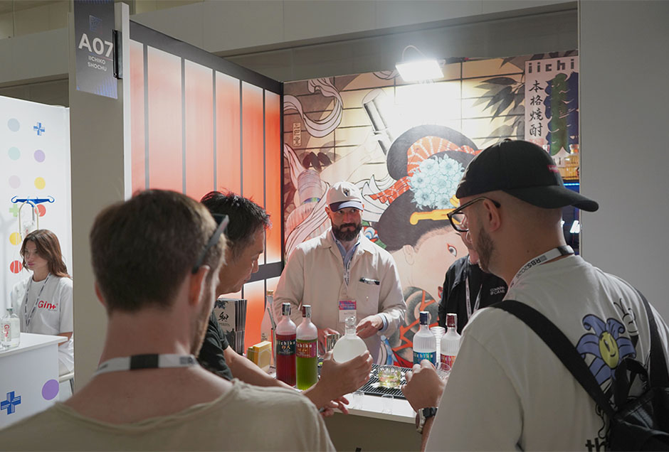 Mario la Pietra preparing a cocktail at the iichiko booth.