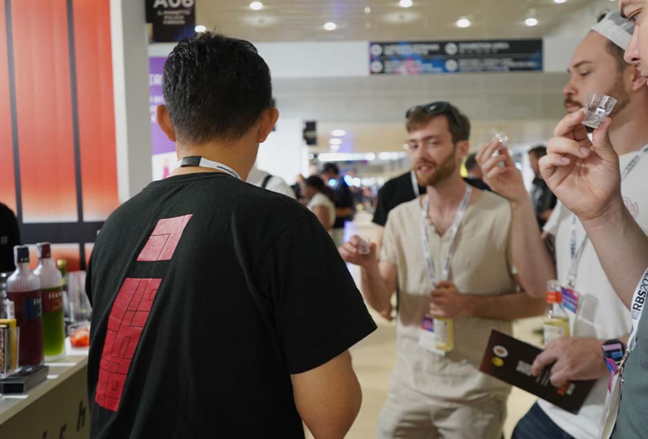 Visitors tasting iichiko Saiten and iichiko Shinwa at the Roma Bar Show.