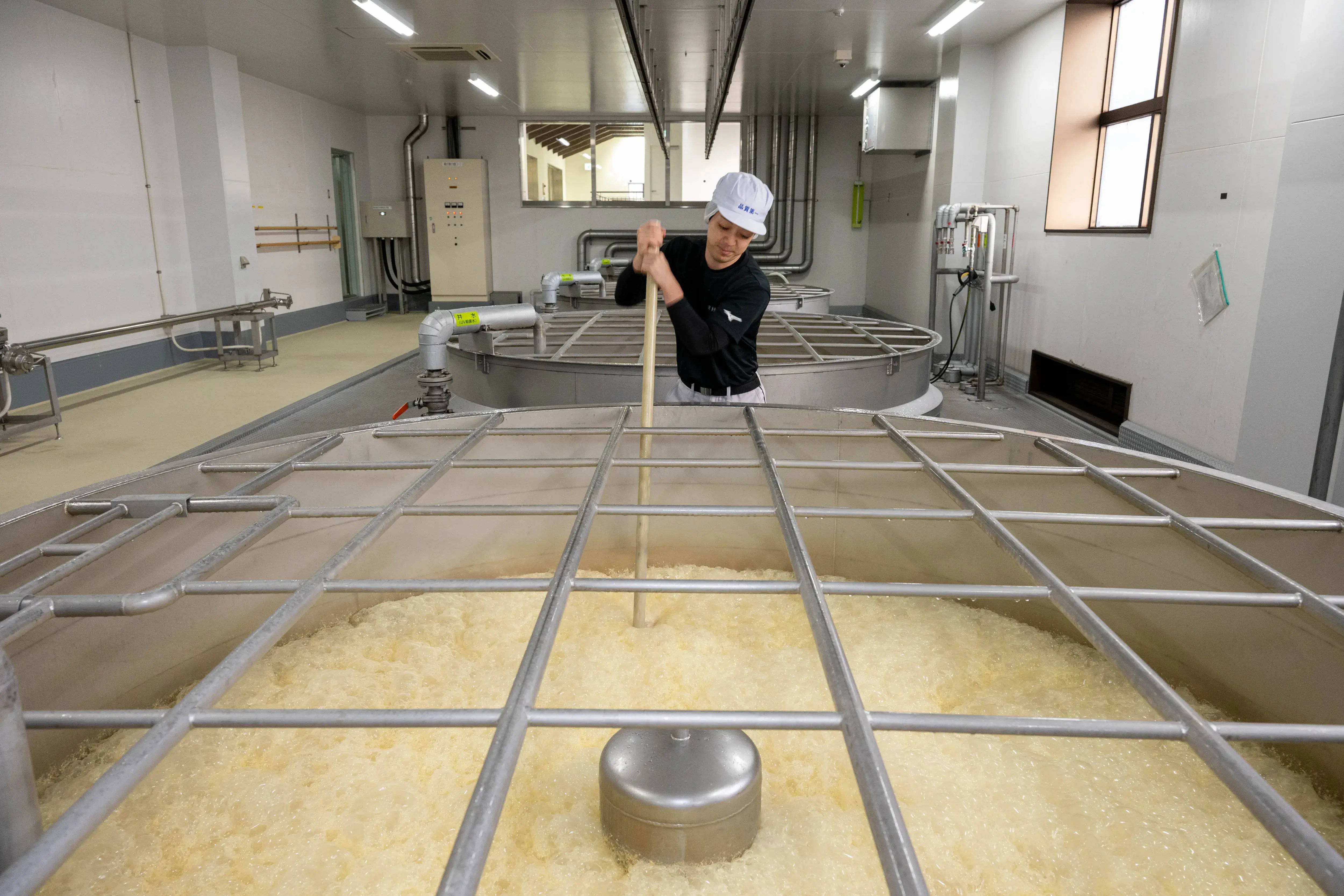 焼酎づくりの工程の一つ、一次仕込みの様子。