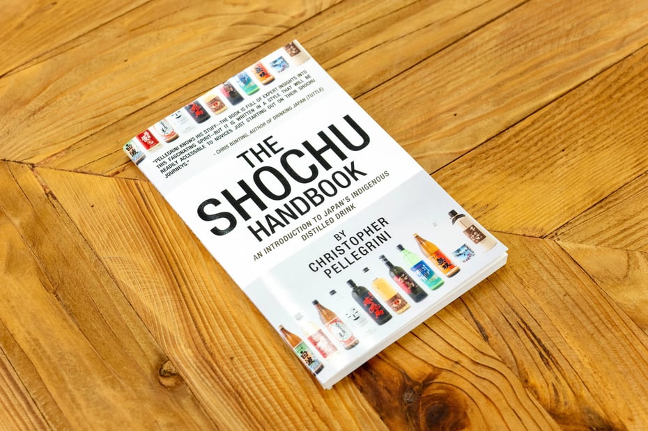 2014年に刊行した「The Shochu Handbook」（Telemachus Press）。副題は「An Introduction to Japan's Indigenous Distilled Drink（日本古来の蒸留酒入門）」
