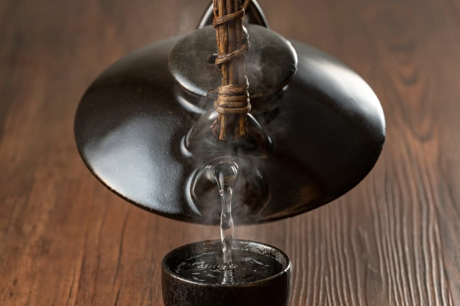 有田焼の酒器で楽しむ、焼酎のお湯割り