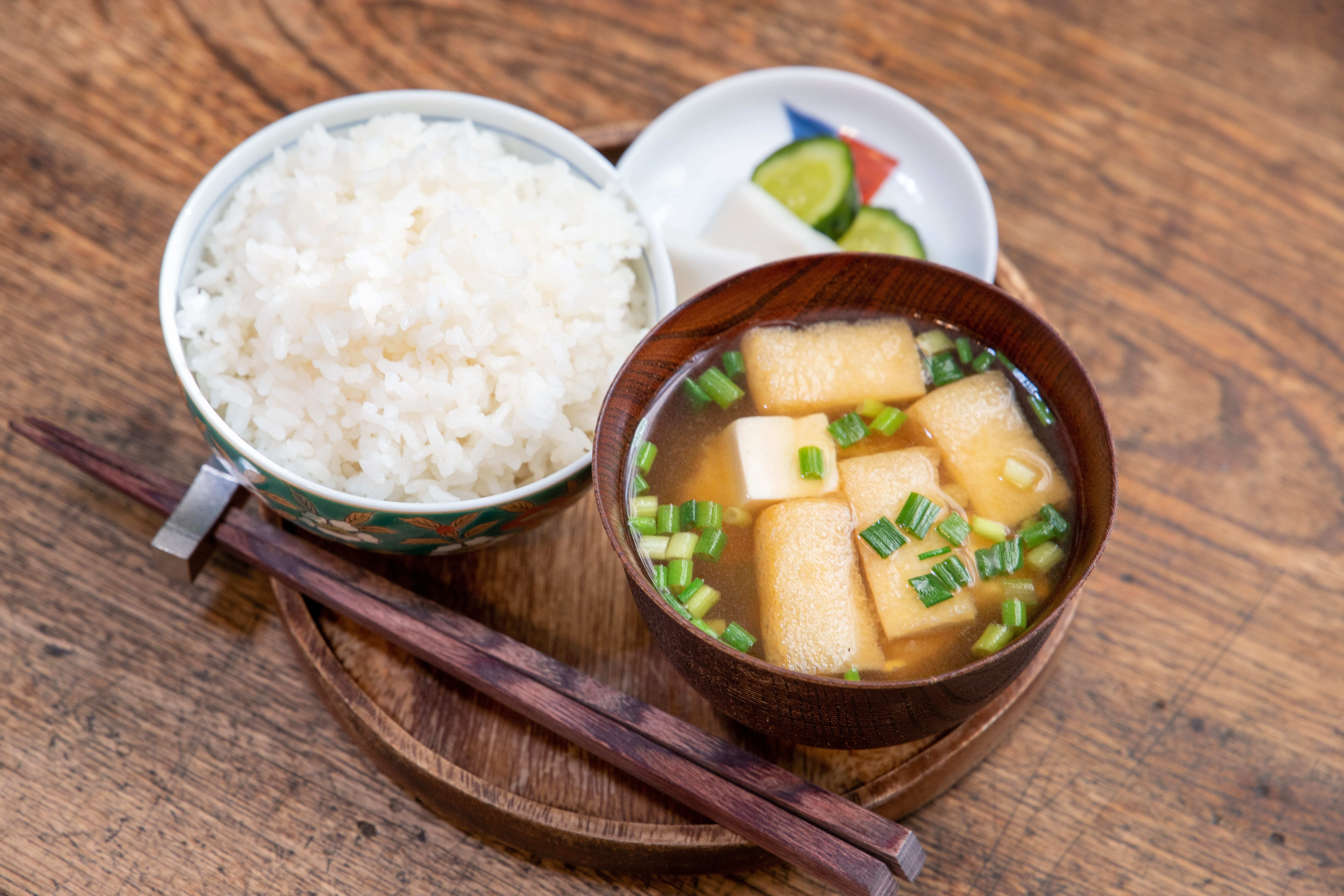 一汁一菜の例（御飯、豆腐と油揚げの味噌汁、漬け物）