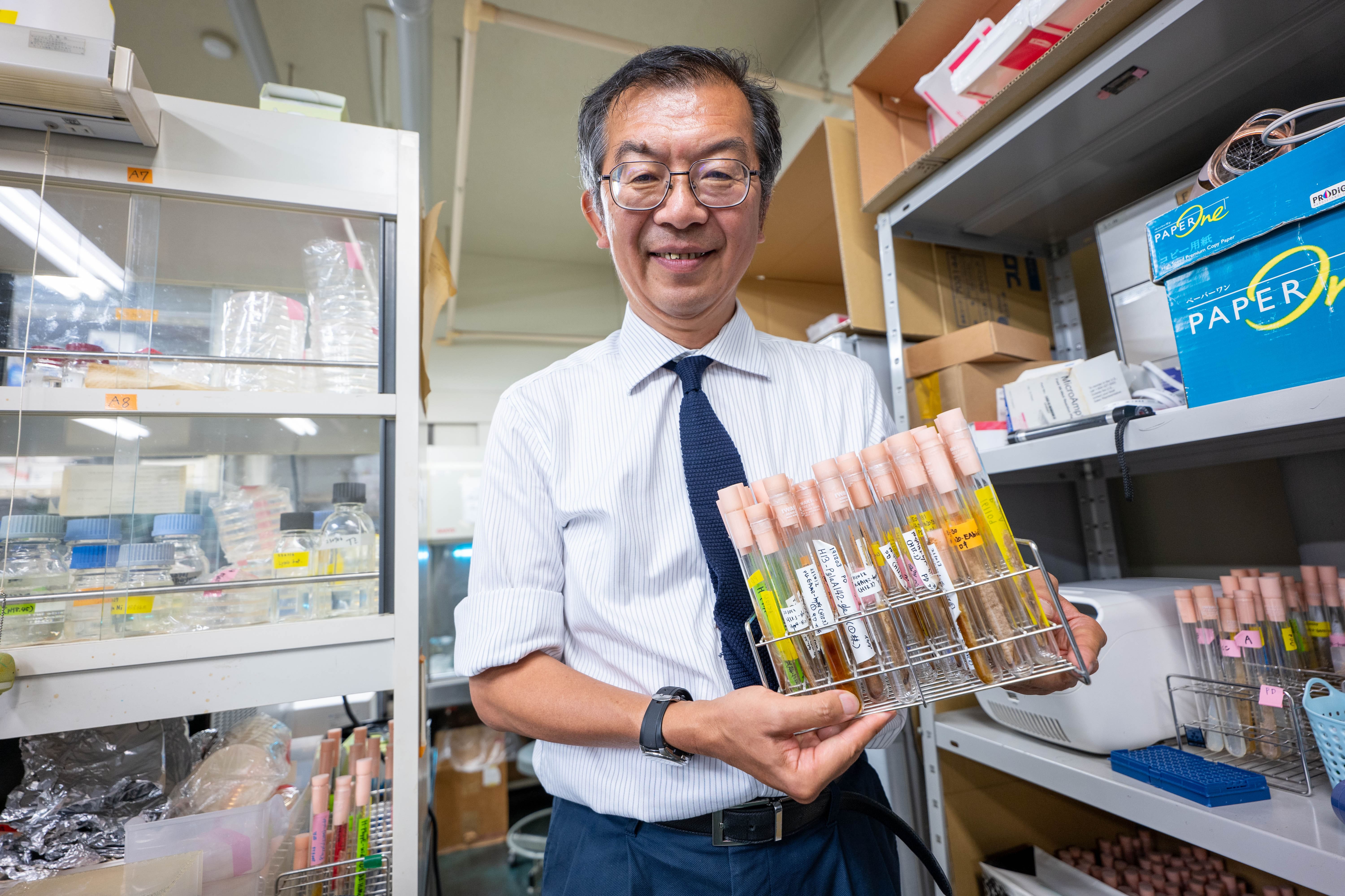 中島春紫教授（明治大学農学部の研究室にて）