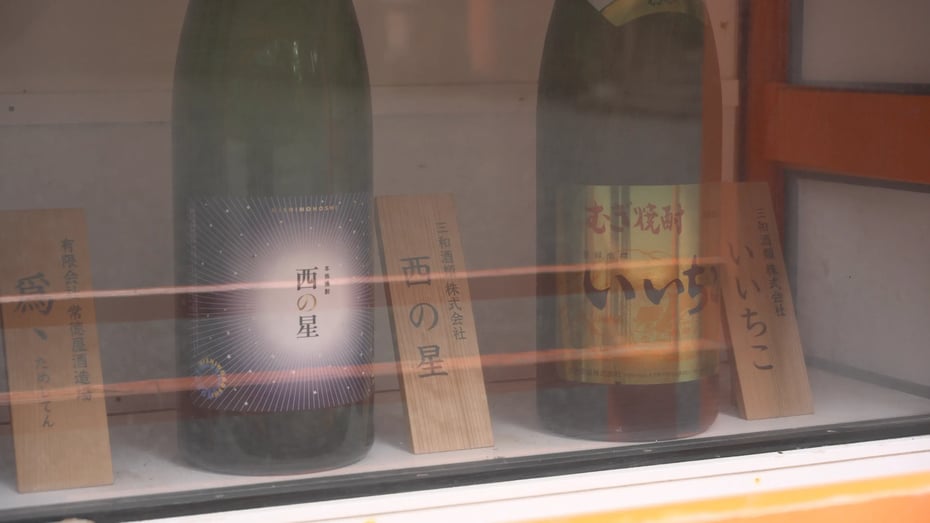 「いいちこ」を手がける三和酒類が奉納した大分麦焼酎®「西の星」(左)と本格麦焼酎「いいちこ」の一斗瓶