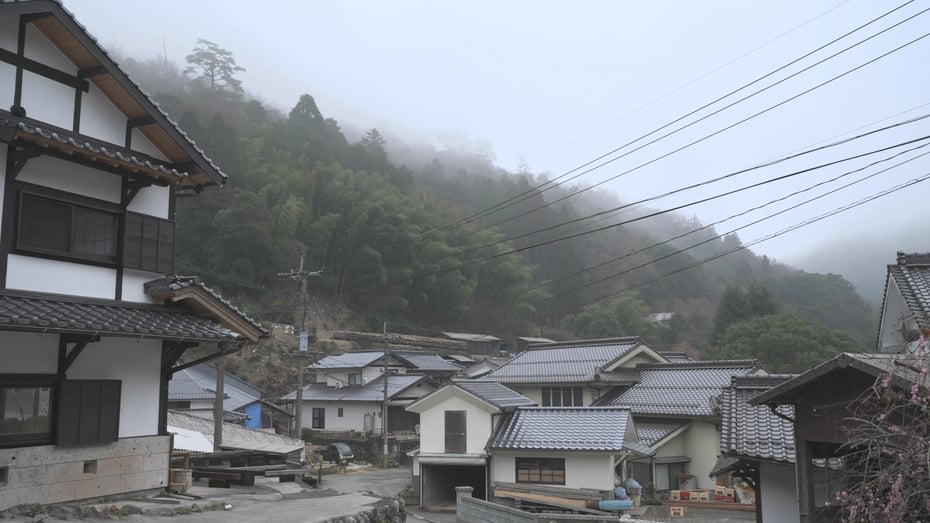 Onta Pottery Village—step inside and you’ll hear the sound of the karausu.