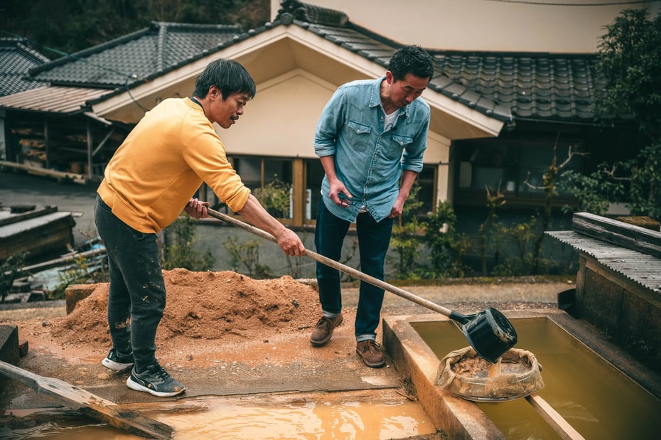 唐臼で砕いた土は水槽でろ過して、その後、天日で乾燥させる。