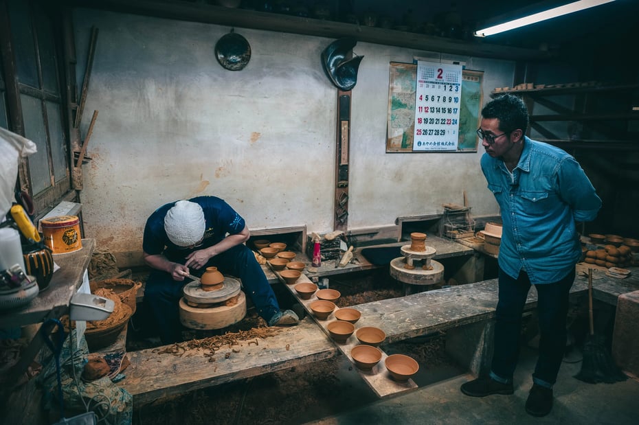 黒木嘉津才(くろき かづさ)さんの飛び鉋の技法を見学する後藤健太さん