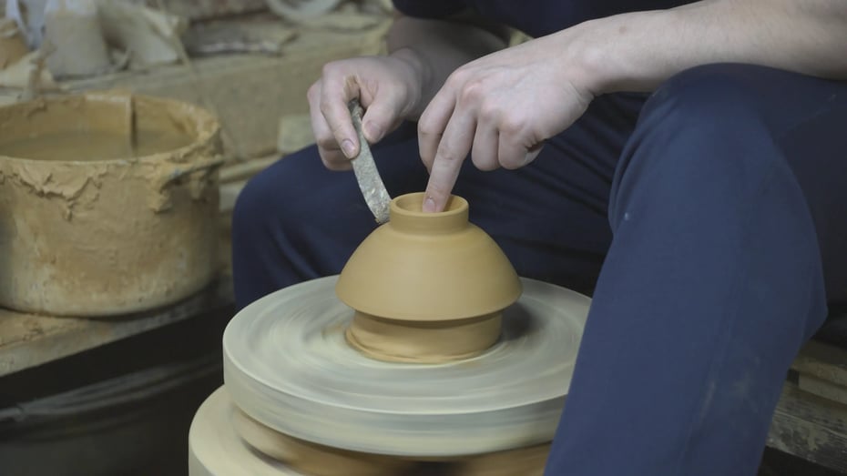 Tobikanna, a technique using a flexible metal blade to create continuous fine grooves.