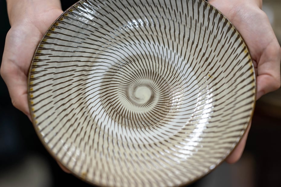 飛び鉋の技法による文様の皿