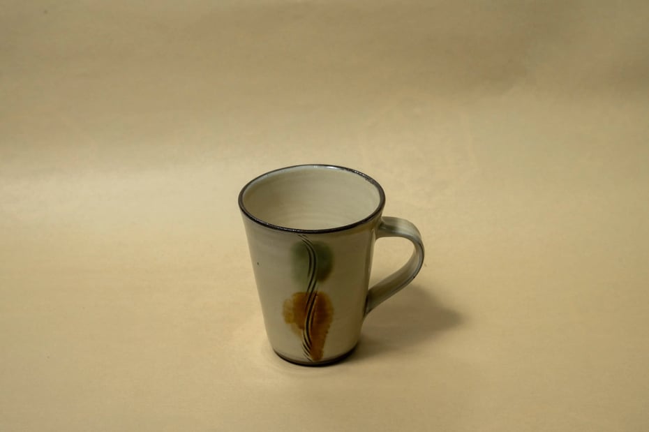 櫛描きで波の文様を入れたカップ