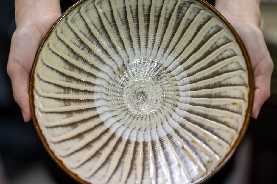 打ち刷毛目の文様の皿