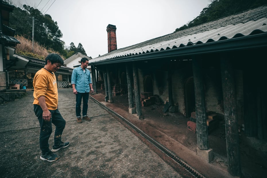 小鹿田焼の里で複数の窯元が共同利用している登り窯。斜面に沿って8つの焼成室が並ぶ