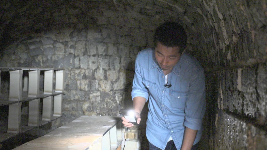 登り窯の焼成室内を見学する後藤さん