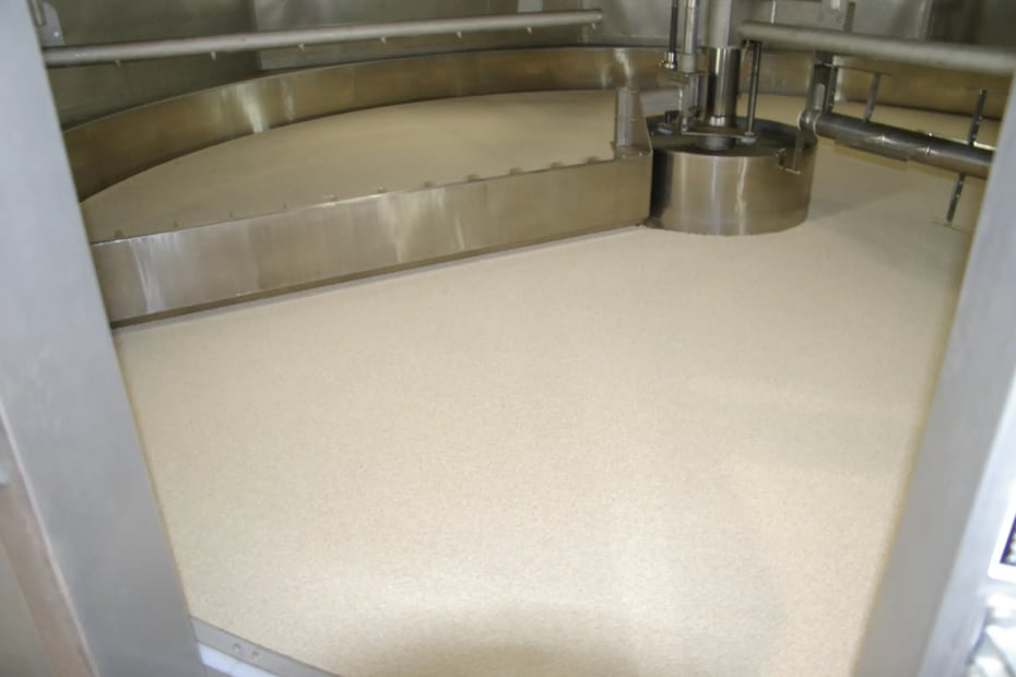 温度・湿度を管理しながら麦麹を攪拌する製麴の工程を自動化した製麹機