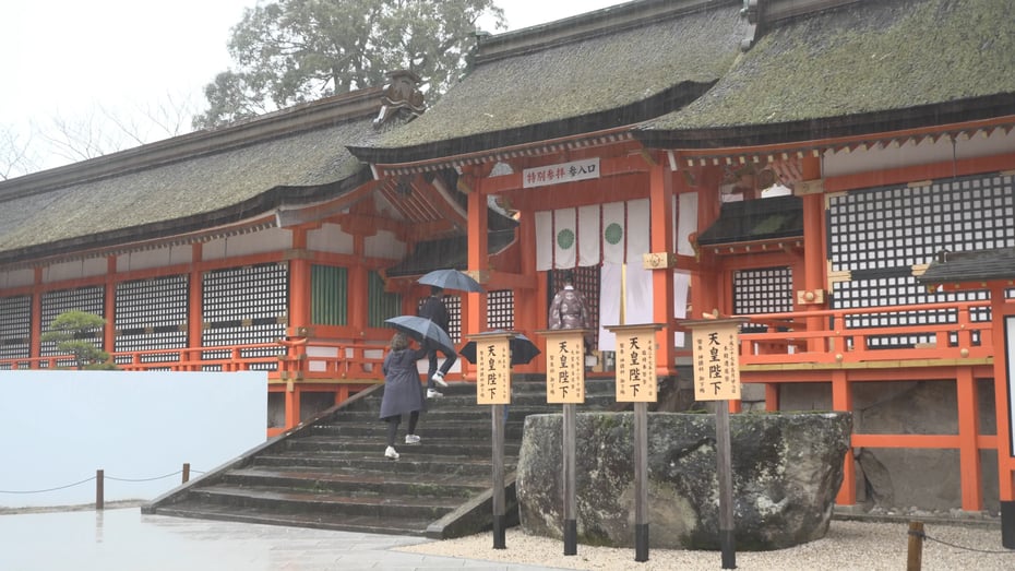 西中門(さいちゅうもん)より進み、御本殿間近で参拝