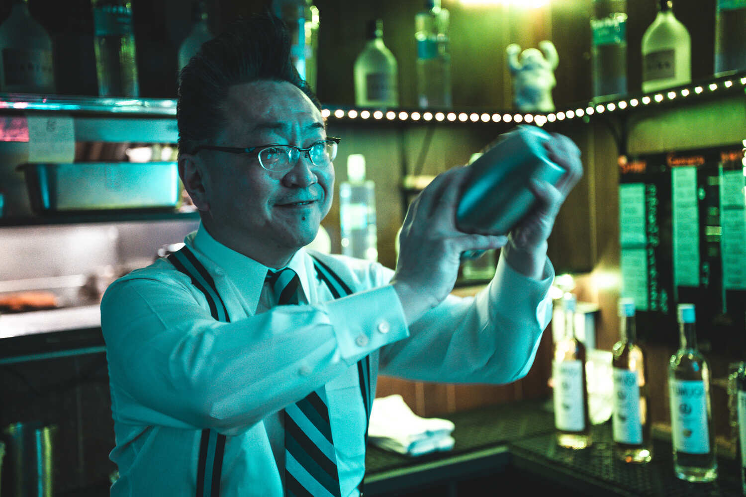 ゲストバーテンダーとして腕をふるう東京・銀座の名店「BAR HIGH FIVE」のオーナーバーテンダー上野秀嗣さん（「Katana Kitten」にて）