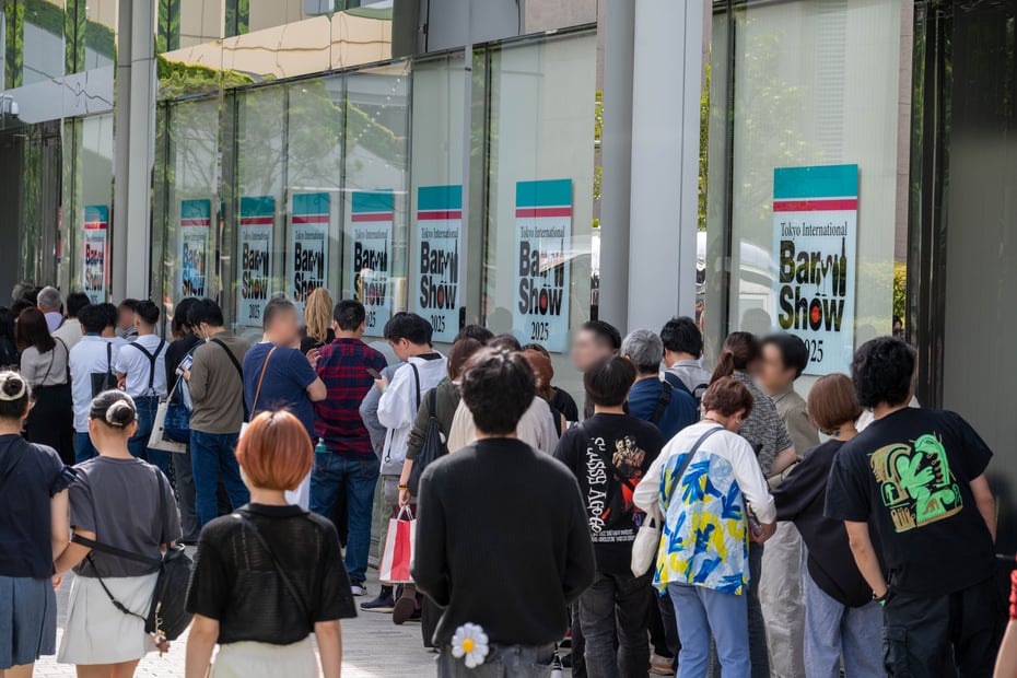 イベント会場の外に伸びる、入場待ちの長蛇の列。国内外から集まった多くの来場者が、開場を待って整然と並んでいる様子。