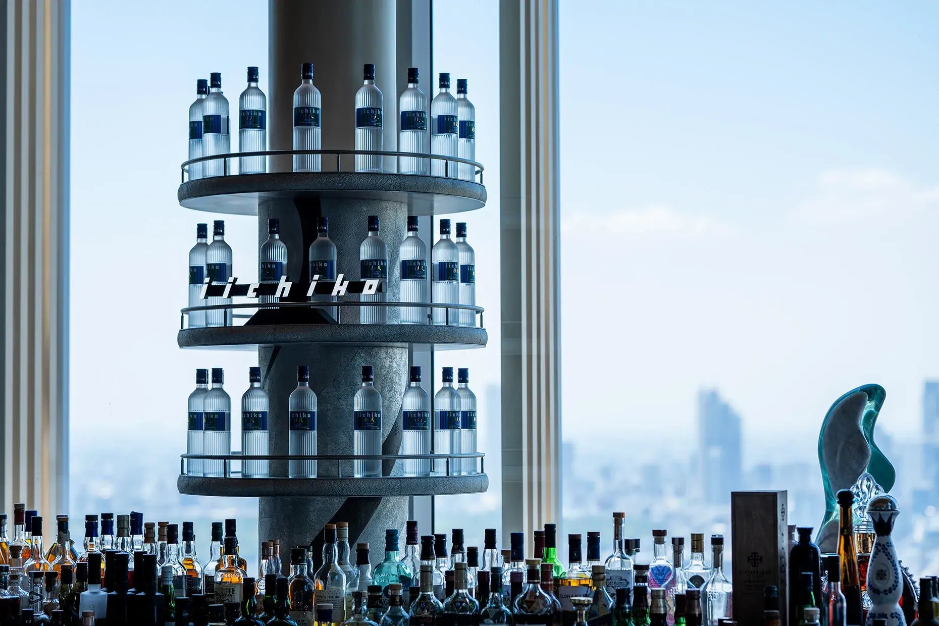 ザ・リッツ・カールトン東京「THE BAR」のバックバーを飾る「iichiko彩天」