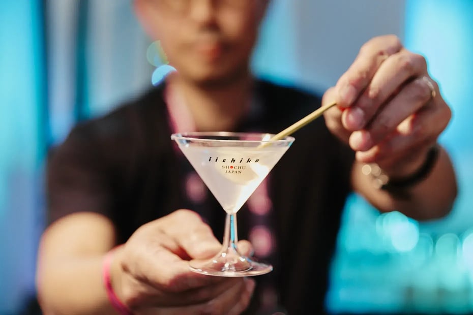 「KOJI MARTINI」はオリーブではなく、日本の「らっきょう」を添えて