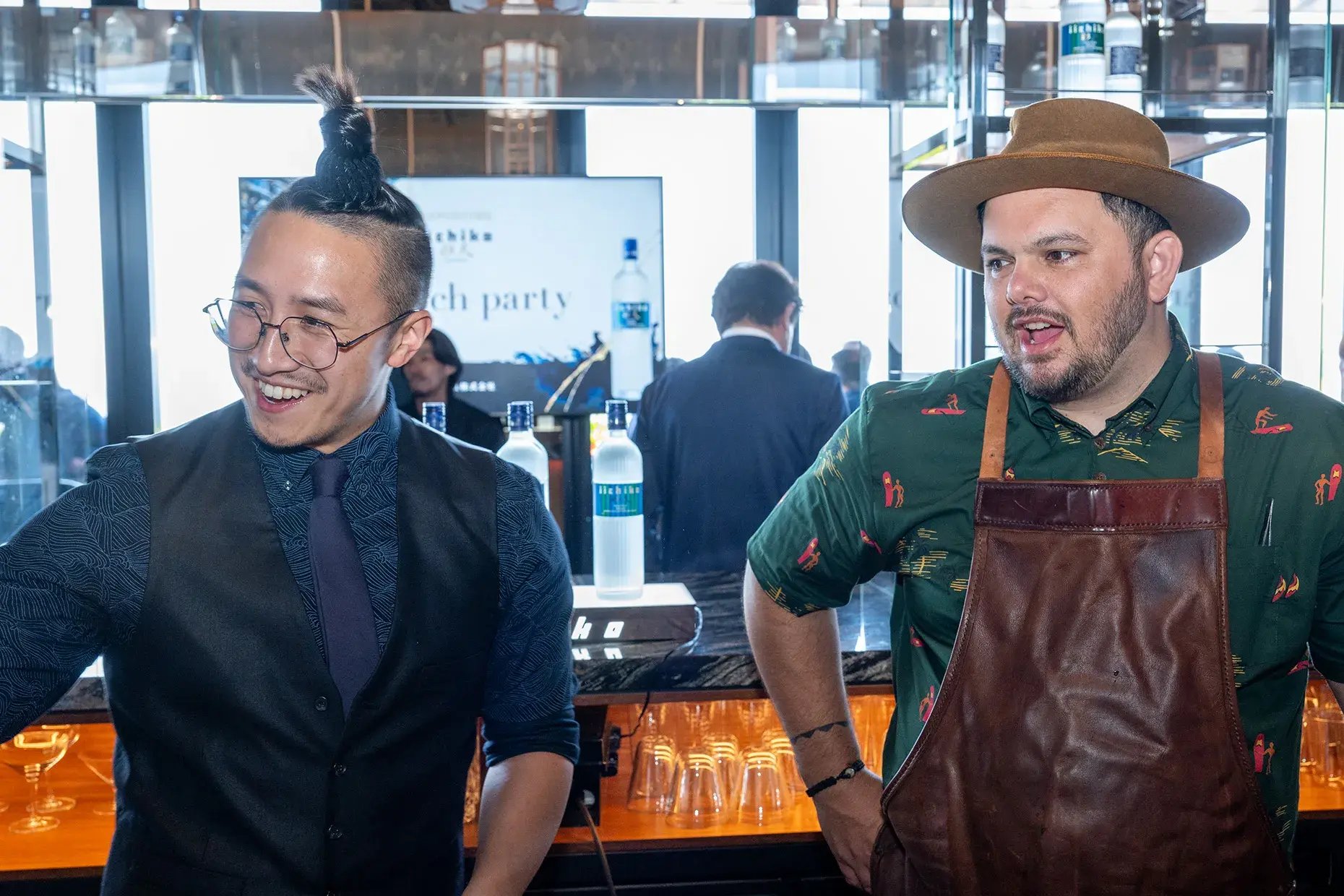  バーカウンターで談笑するTomさん（左）とJustinさん（右）