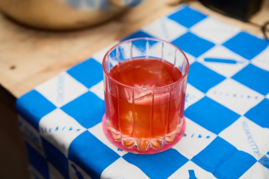 「Side Hustle」提供のもう１品「SOBA COCONUT NEGRONI」は「いいちこシルエット」を使用