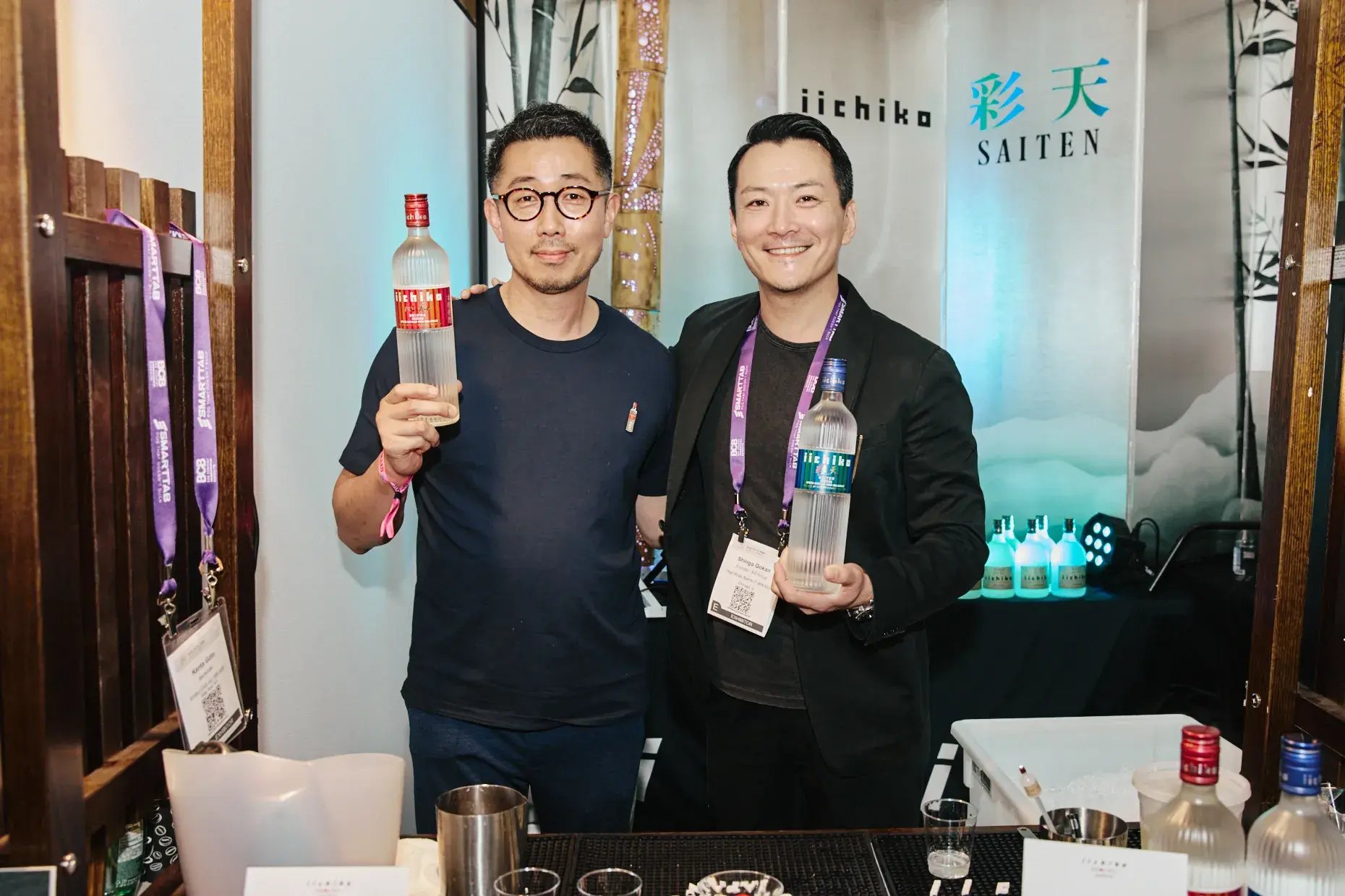 後藤健太さん（左）とiichikoブースを訪れたバーテンダーの後閑信吾さん