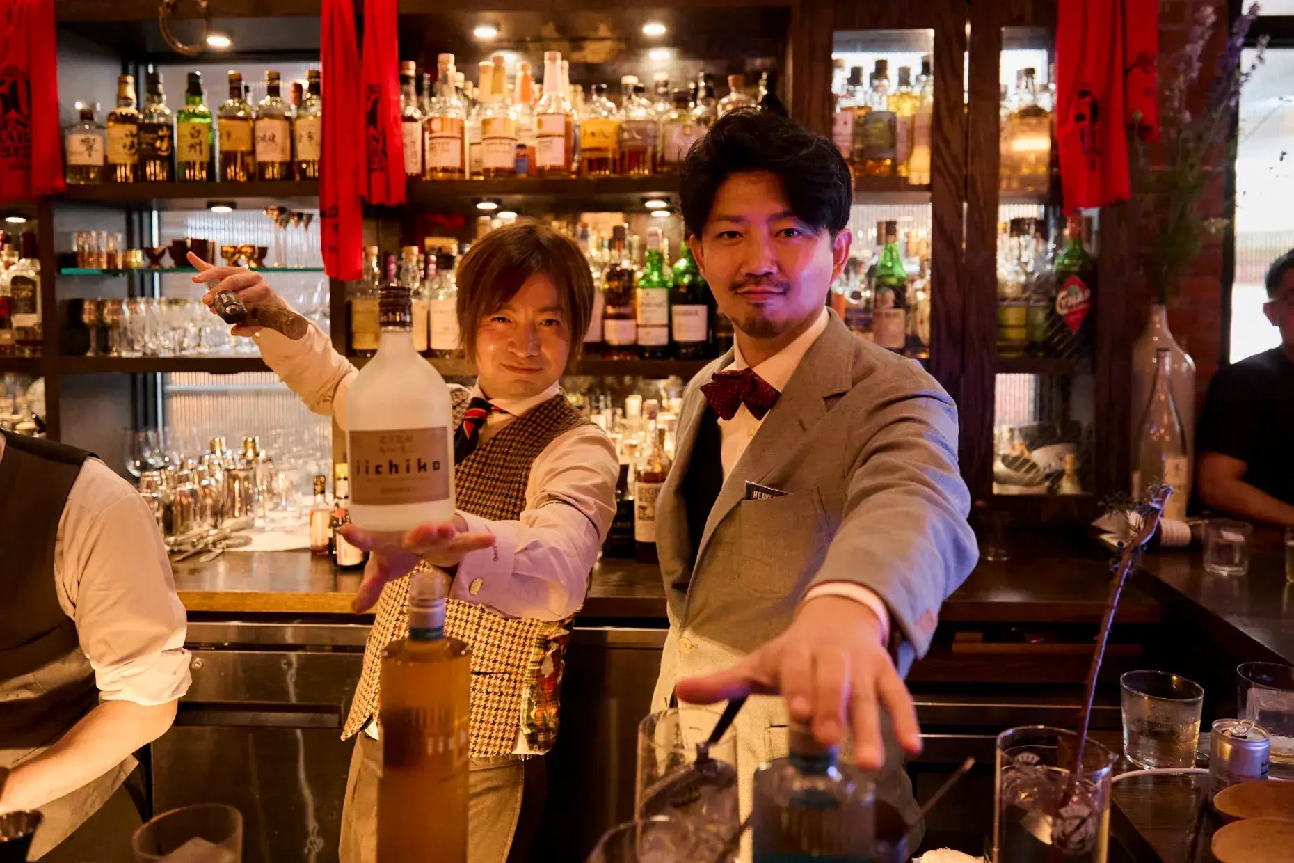 「Martiny’s」の渡邉琢磨（わたなべ たくま）さん（右）と「Bar BenFiddich」の鹿山博康さん