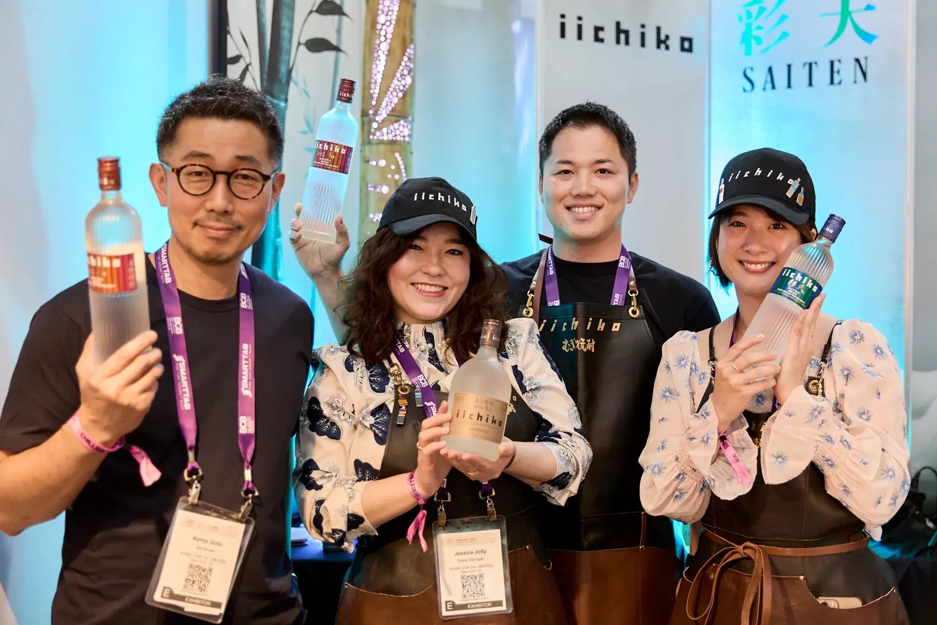 iichikoブース前の後藤健太さん（左）。右から2人目はiichiko USA チームリーダの東務（ひがし つとむ）