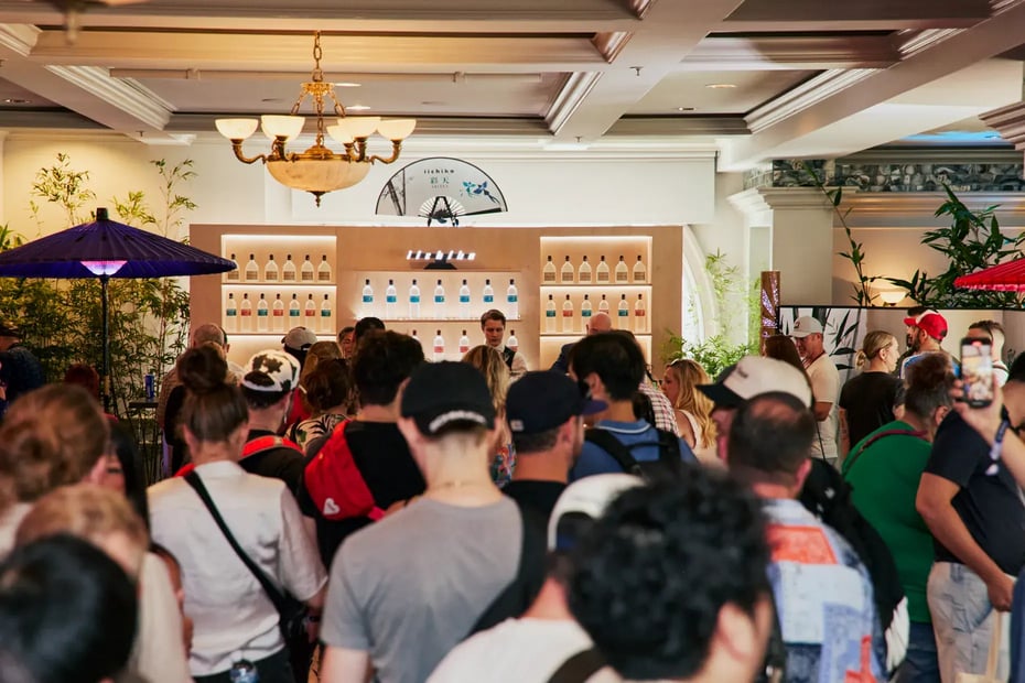 Crowds flocked to the “iichiko The Tea Room EXPERIENCE” for cocktails by renowned bartenders, with long lines forming throughout the event.