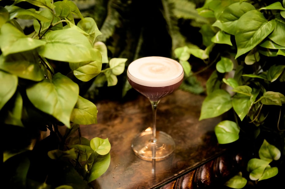 「Alex Gilmour and Riccardo Lugano of Manhattan crafted the cocktail New York Sour with iichiko Saiten.