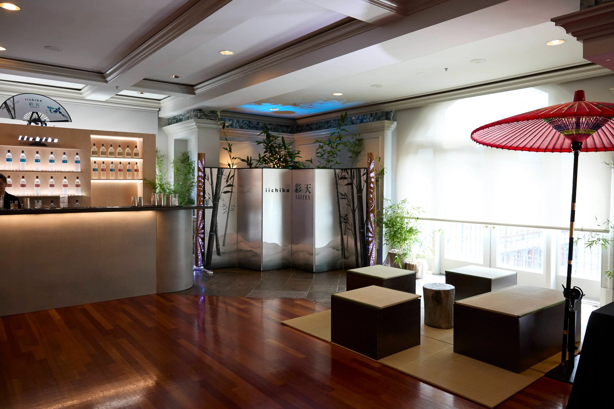At the “iichiko The Tea Room EXPERIENCE” pop-up, Japanese elements such as folding screens, tatami mats, folding fans and traditional paper umbrellas enhanced the world of WA-SPIRITS.