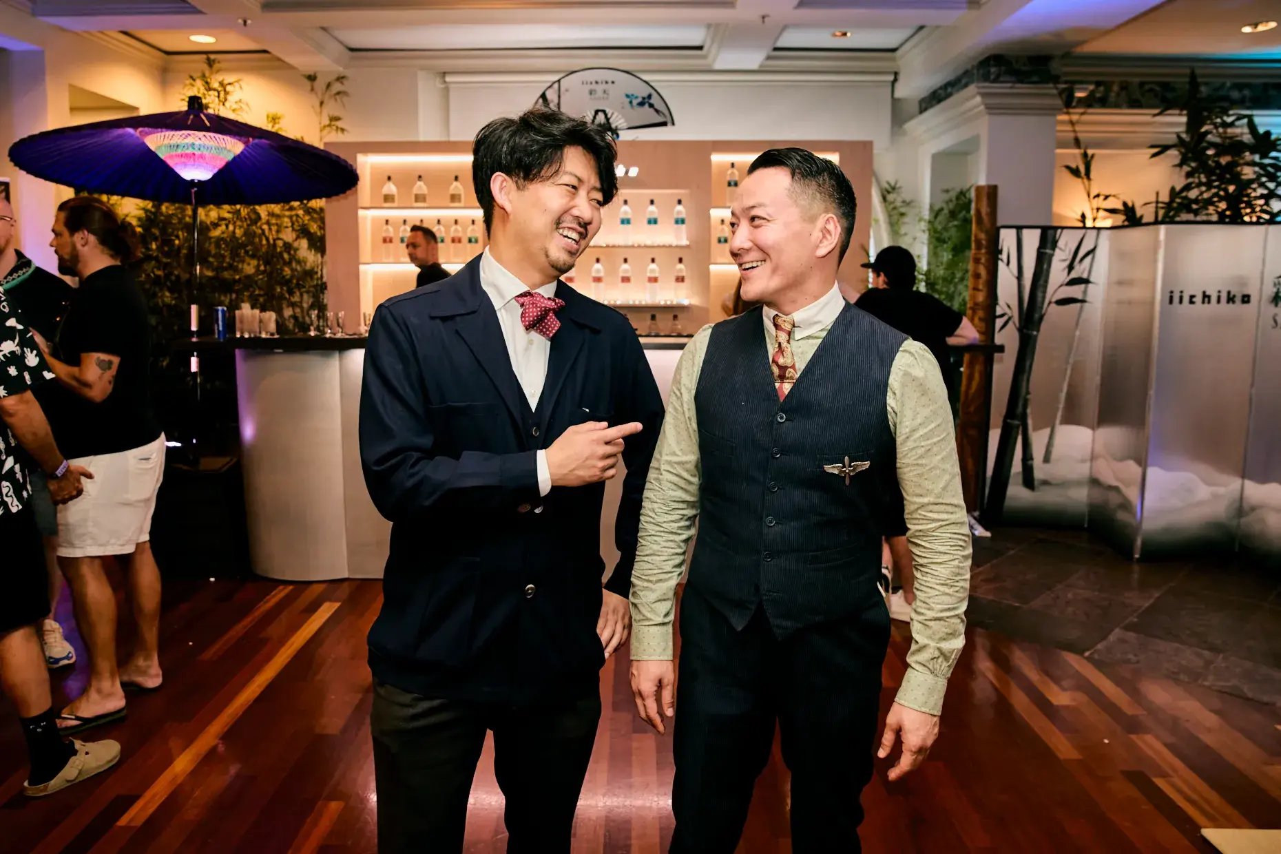 Takuma Watanabe (left) and Shingo Gokan (right) share a relaxed conversation after the pop-up event.