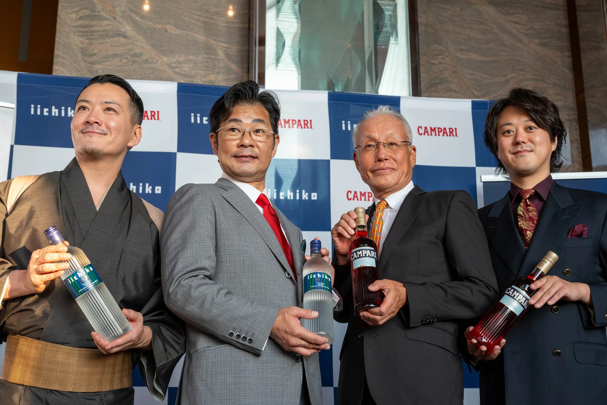 左から後閑信吾さん、三和酒類 代表取締役社長 西和紀、CAMPARI JAPAN 代表取締役社長 阿部哲さん、小川尚人さん