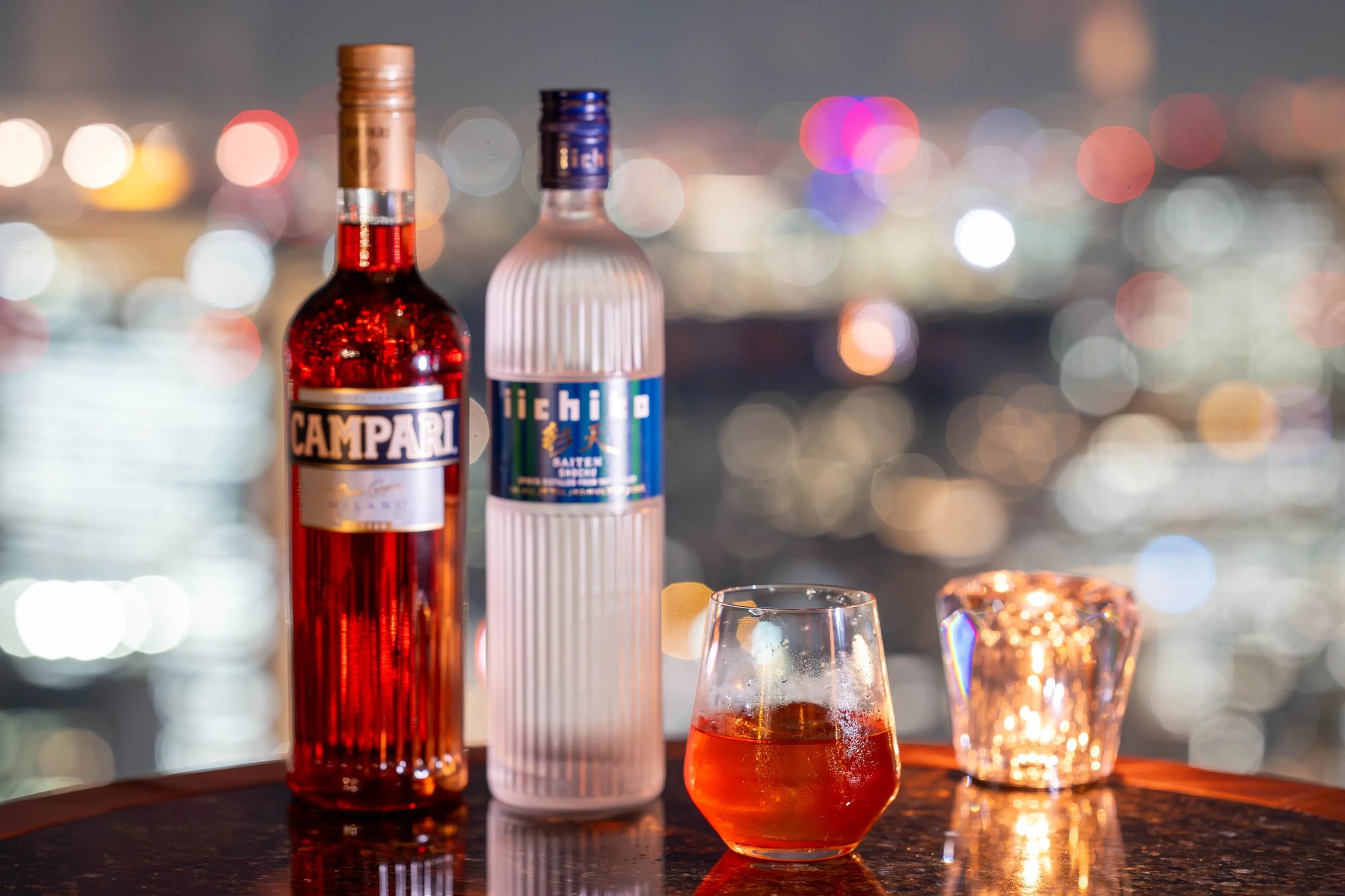 後閑信吾さんの「BINCHO NEGRONI　備長ネグローニ」（iichiko彩天、カンパリ、パッションフルーツ、炭焼きシュマルツ）