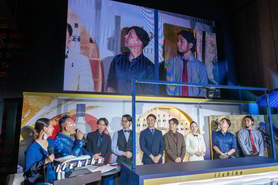 MCの竹中三佳（たけなか みか）さん（向かって左）とMC MASA（エムシー マサ、左から2番目）さんが、これから競技に入る7人のファイナリストたちとトークを交わし緊張感をほぐします