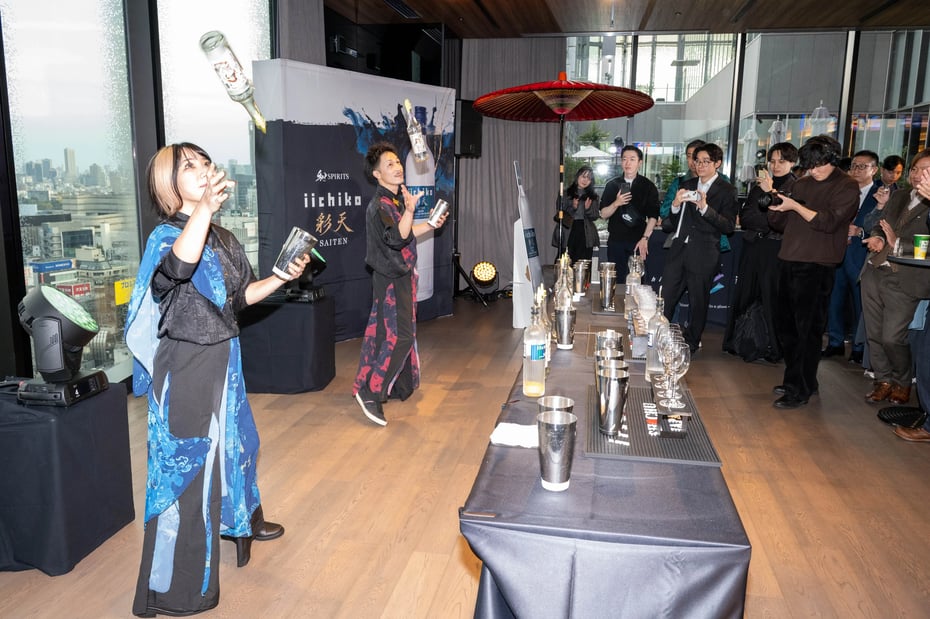 「カクテルテイスティング セッション」でフレアカクテルショーを披露するみやび～ぬさん（手前）とTakanoriさん