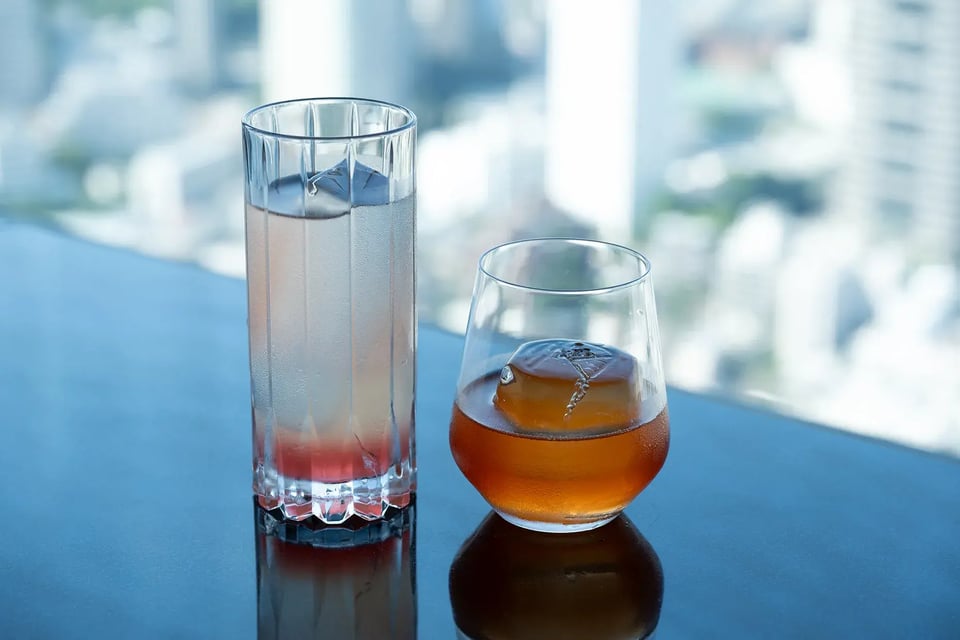 「iichiko彩天」を使ったLeoさんのカクテル「大分サンライズ」(左)と「蕎麦ココナッツネグローニ」(右)