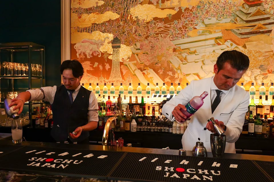 Atsushi Nakayama (left) and Erik Lorincz (right) mixing side by side