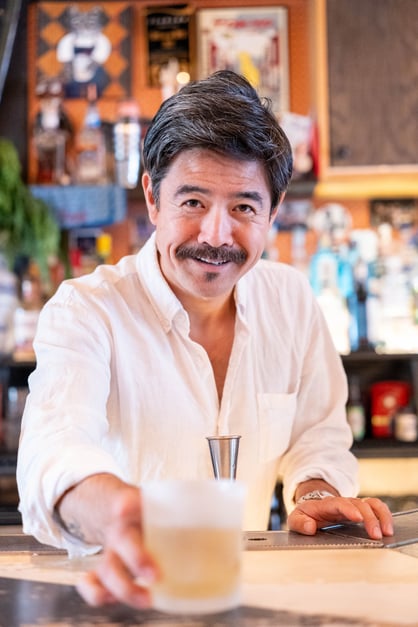 Masahiro Urushido, making cocktail.